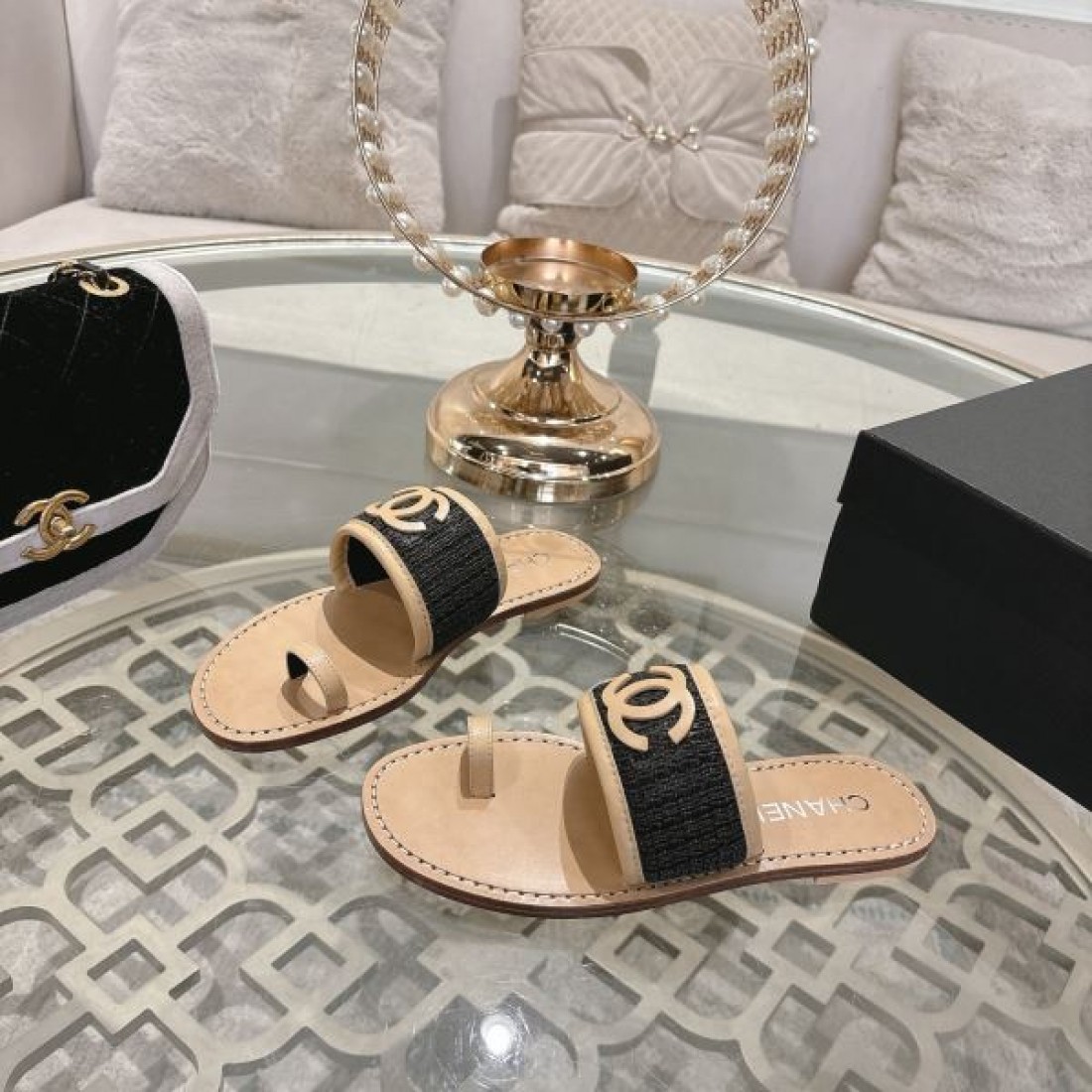 リラックス 上質 CHANEL シャネル コピー スリッパサンダル フラット仕様 柔軟インソール ロゴプレート 滑りにくいソール 軽快な履き心地 リゾートスタイル
