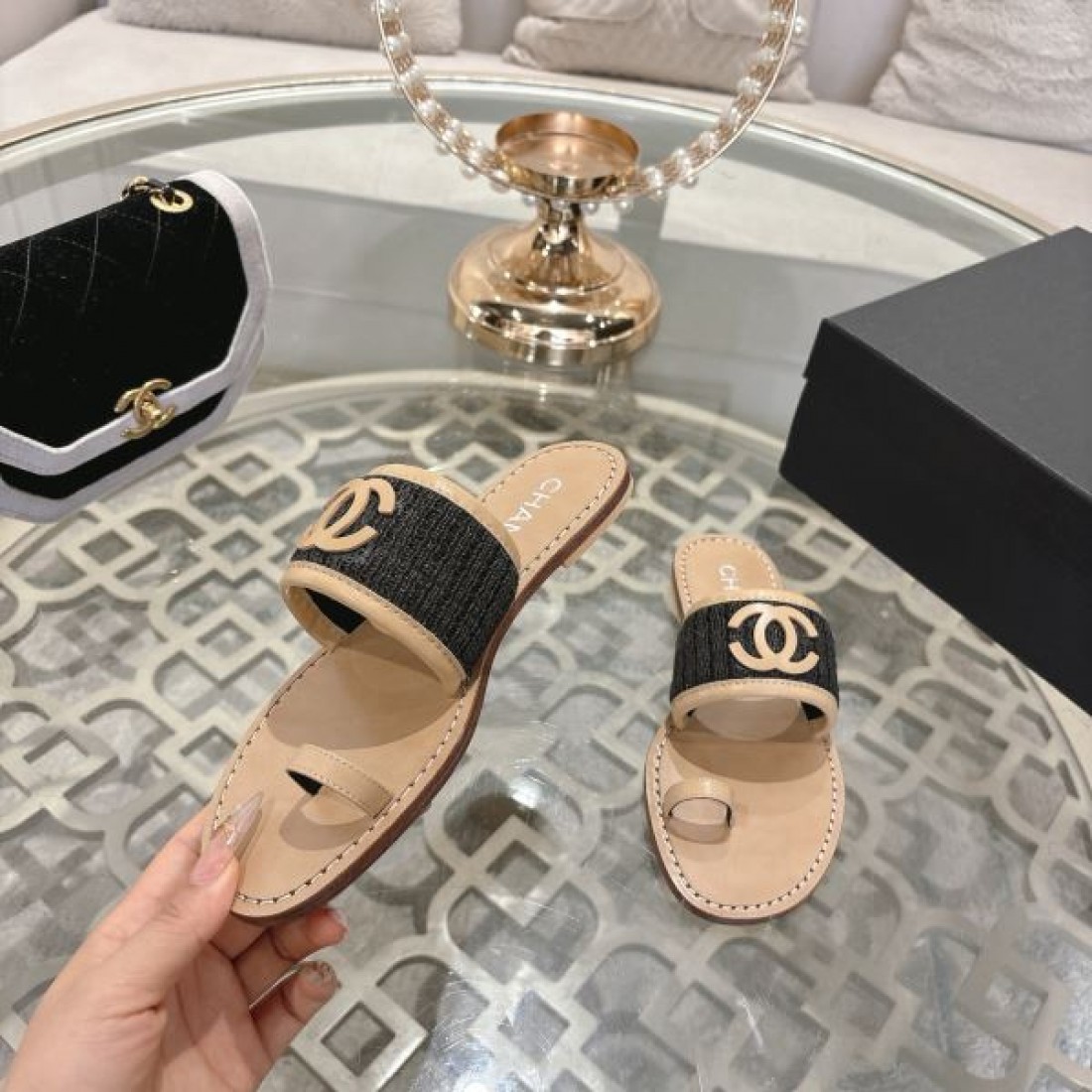 リラックス 上質 CHANEL シャネル コピー スリッパサンダル フラット仕様 柔軟インソール ロゴプレート 滑りにくいソール 軽快な履き心地 リゾートスタイル