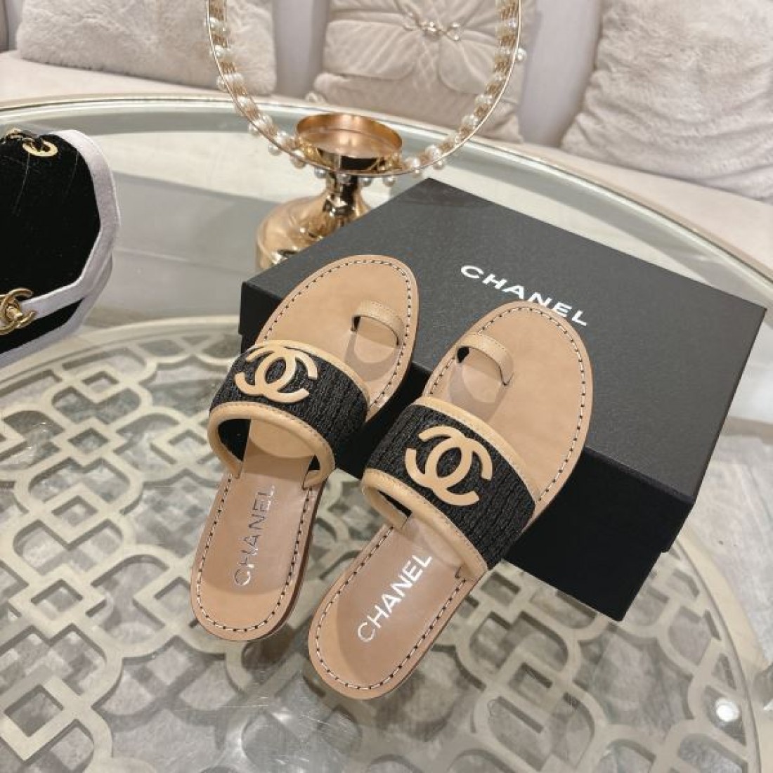 リラックス 上質 CHANEL シャネル コピー スリッパサンダル フラット仕様 柔軟インソール ロゴプレート 滑りにくいソール 軽快な履き心地 リゾートスタイル