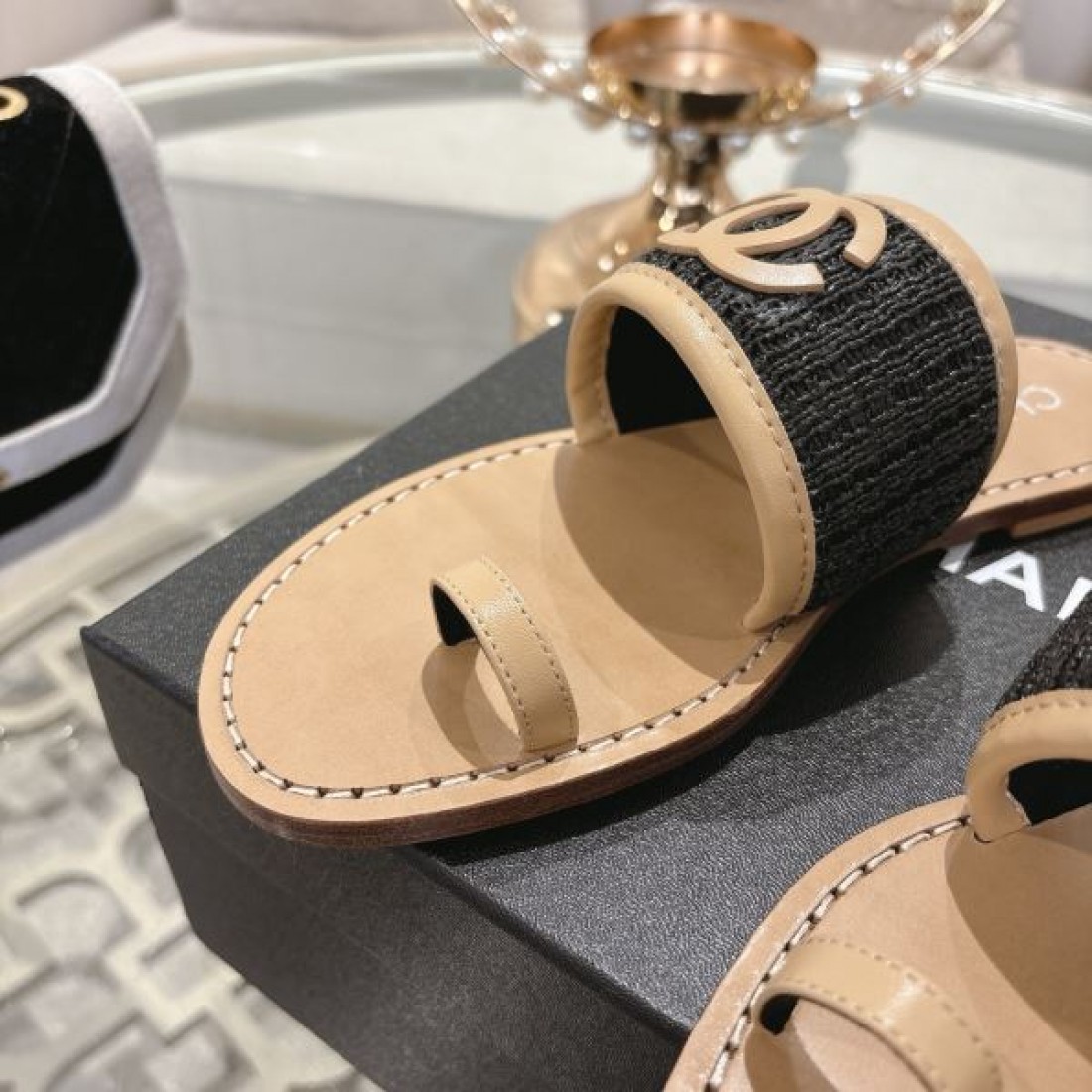リラックス 上質 CHANEL シャネル コピー スリッパサンダル フラット仕様 柔軟インソール ロゴプレート 滑りにくいソール 軽快な履き心地 リゾートスタイル