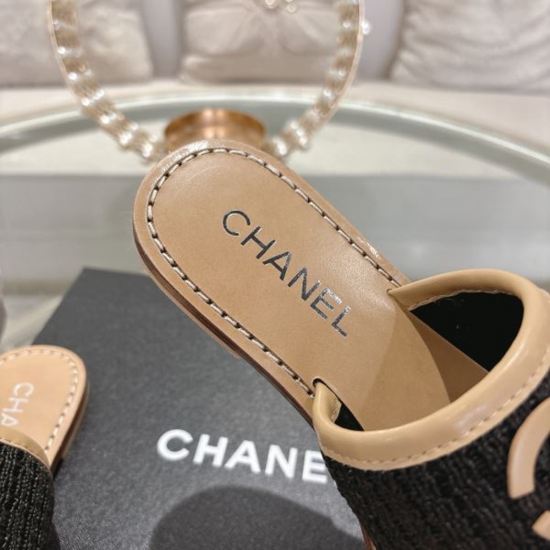 リラックス 上質 CHANEL シャネル コピー スリッパサンダル フラット仕様 柔軟インソール ロゴプレート 滑りにくいソール 軽快な履き心地 リゾートスタイル