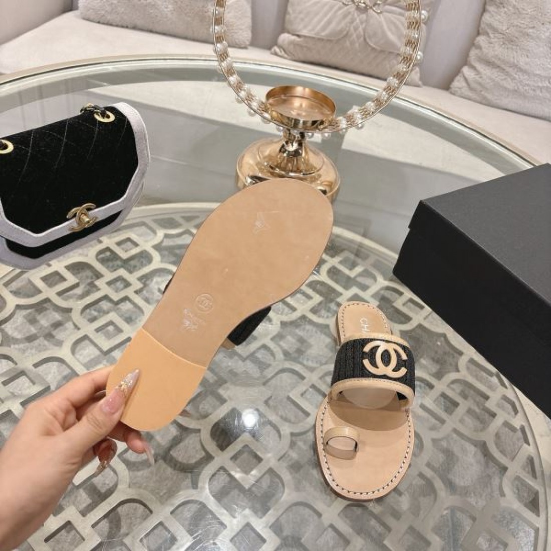 リラックス 上質 CHANEL シャネル コピー スリッパサンダル フラット仕様 柔軟インソール ロゴプレート 滑りにくいソール 軽快な履き心地 リゾートスタイル