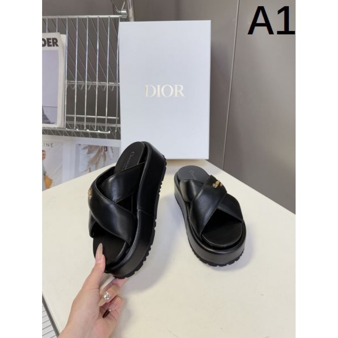 シンプル 上品 Dior ディオール コピー サンダル 厚底スライドサンダル クロスデザイン ロゴ刻印 クッションソール 軽量設計 快適履き心地