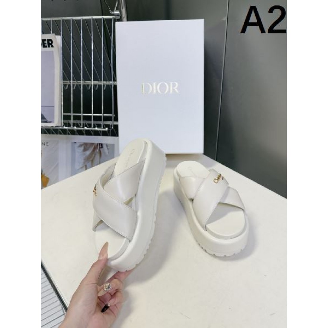シンプル 上品 Dior ディオール コピー サンダル 厚底スライドサンダル クロスデザイン ロゴ刻印 クッションソール 軽量設計 快適履き心地