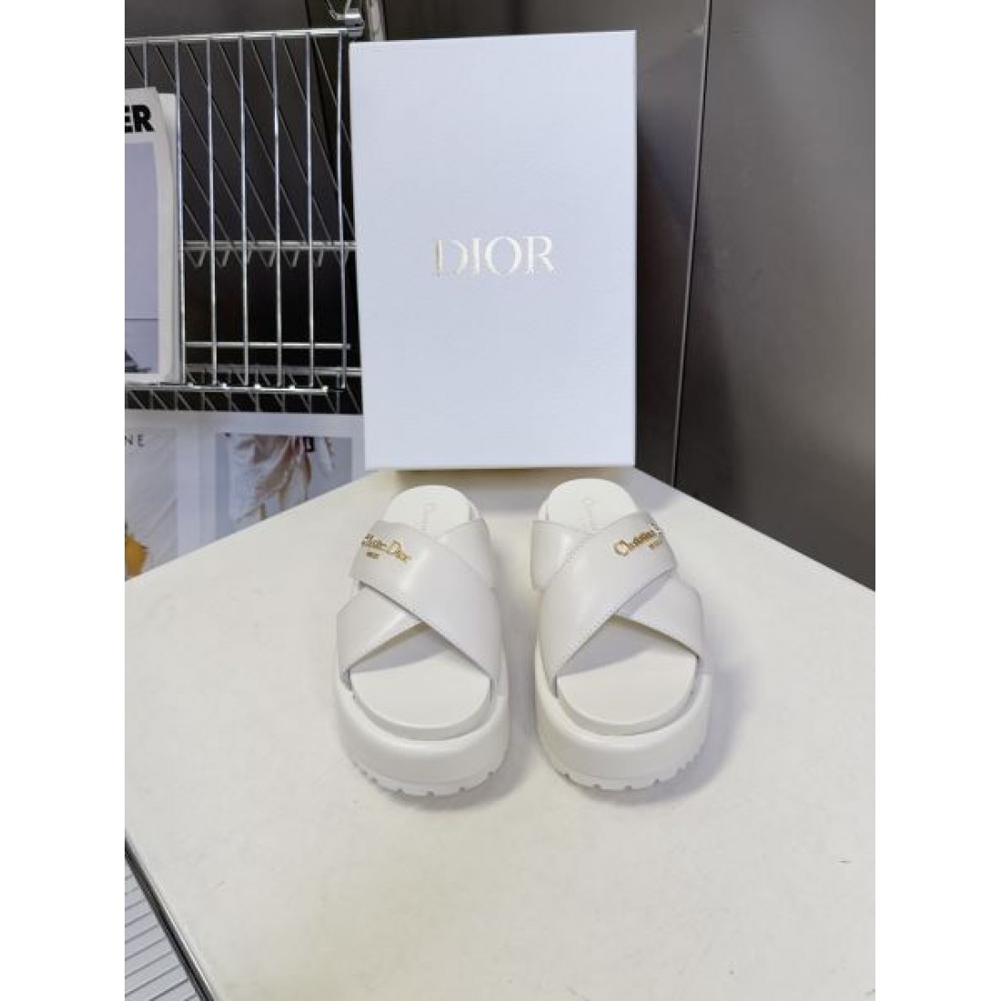 シンプル 上品 Dior ディオール コピー サンダル 厚底スライドサンダル クロスデザイン ロゴ刻印 クッションソール 軽量設計 快適履き心地