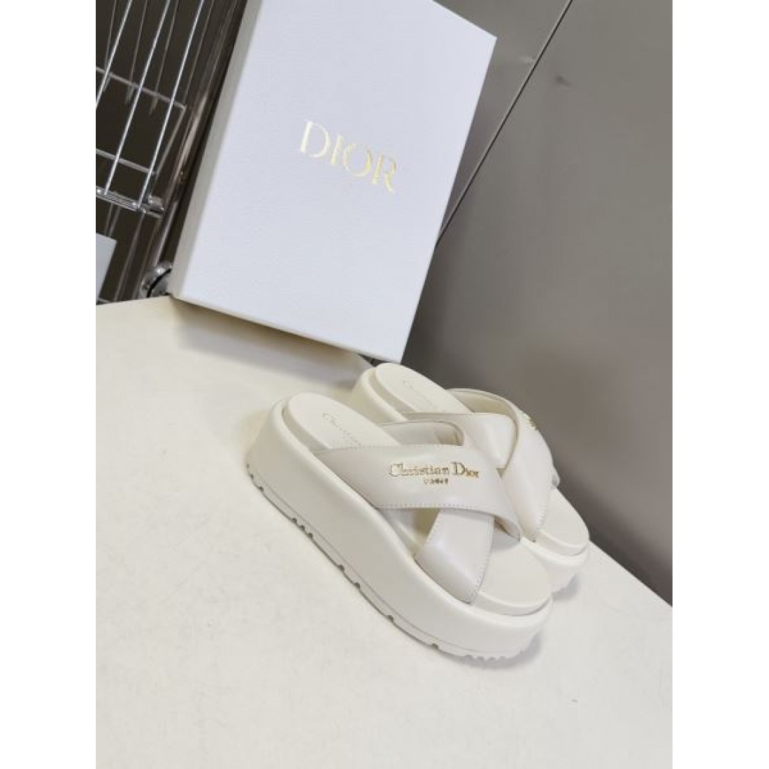 シンプル 上品 Dior ディオール コピー サンダル 厚底スライドサンダル クロスデザイン ロゴ刻印 クッションソール 軽量設計 快適履き心地