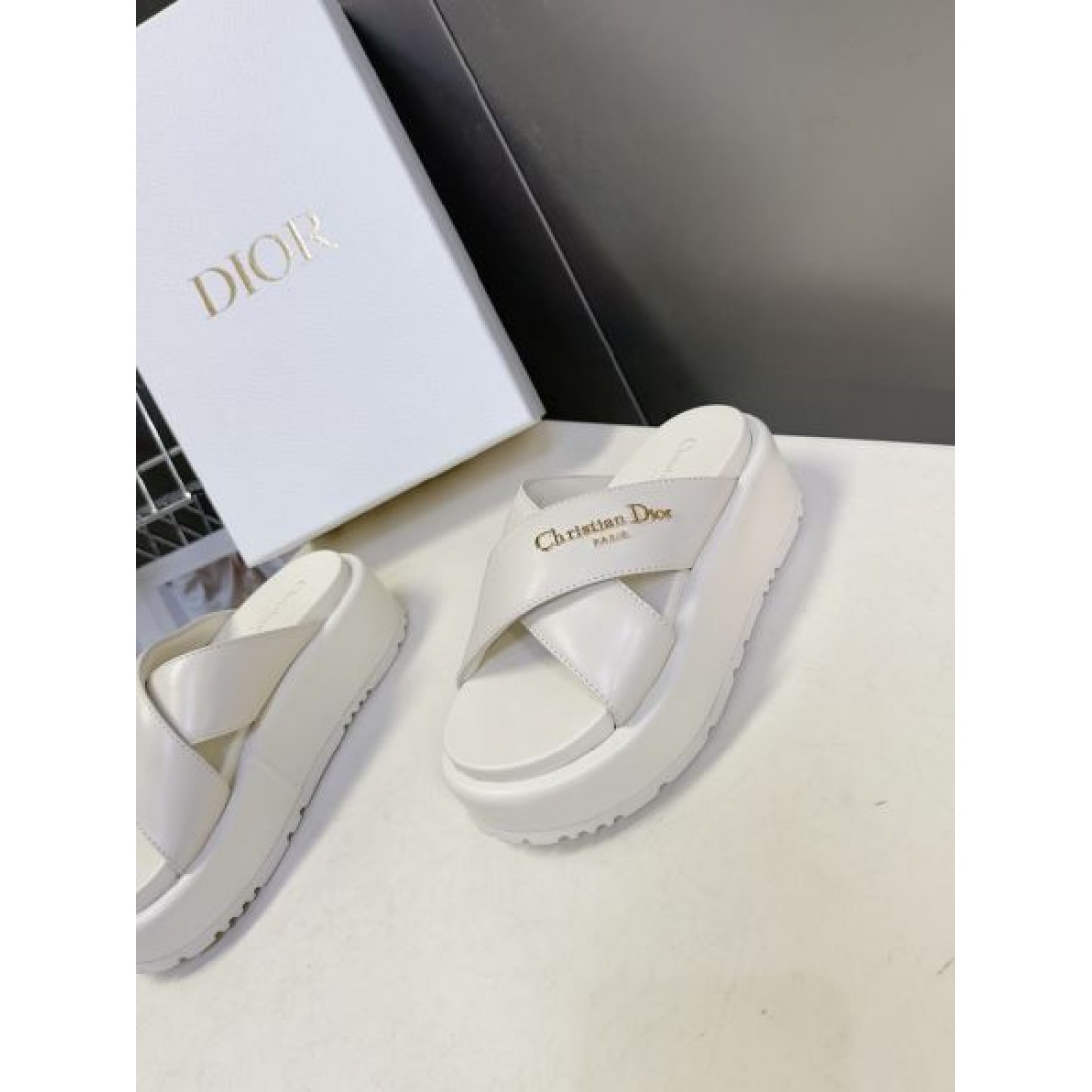 シンプル 上品 Dior ディオール コピー サンダル 厚底スライドサンダル クロスデザイン ロゴ刻印 クッションソール 軽量設計 快適履き心地