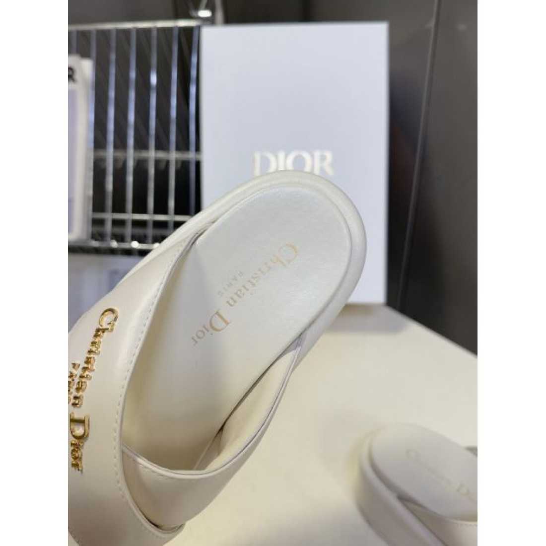 シンプル 上品 Dior ディオール コピー サンダル 厚底スライドサンダル クロスデザイン ロゴ刻印 クッションソール 軽量設計 快適履き心地