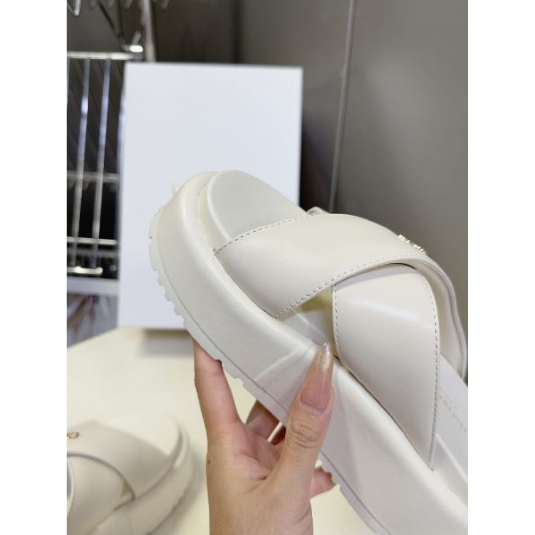 シンプル 上品 Dior ディオール コピー サンダル 厚底スライドサンダル クロスデザイン ロゴ刻印 クッションソール 軽量設計 快適履き心地