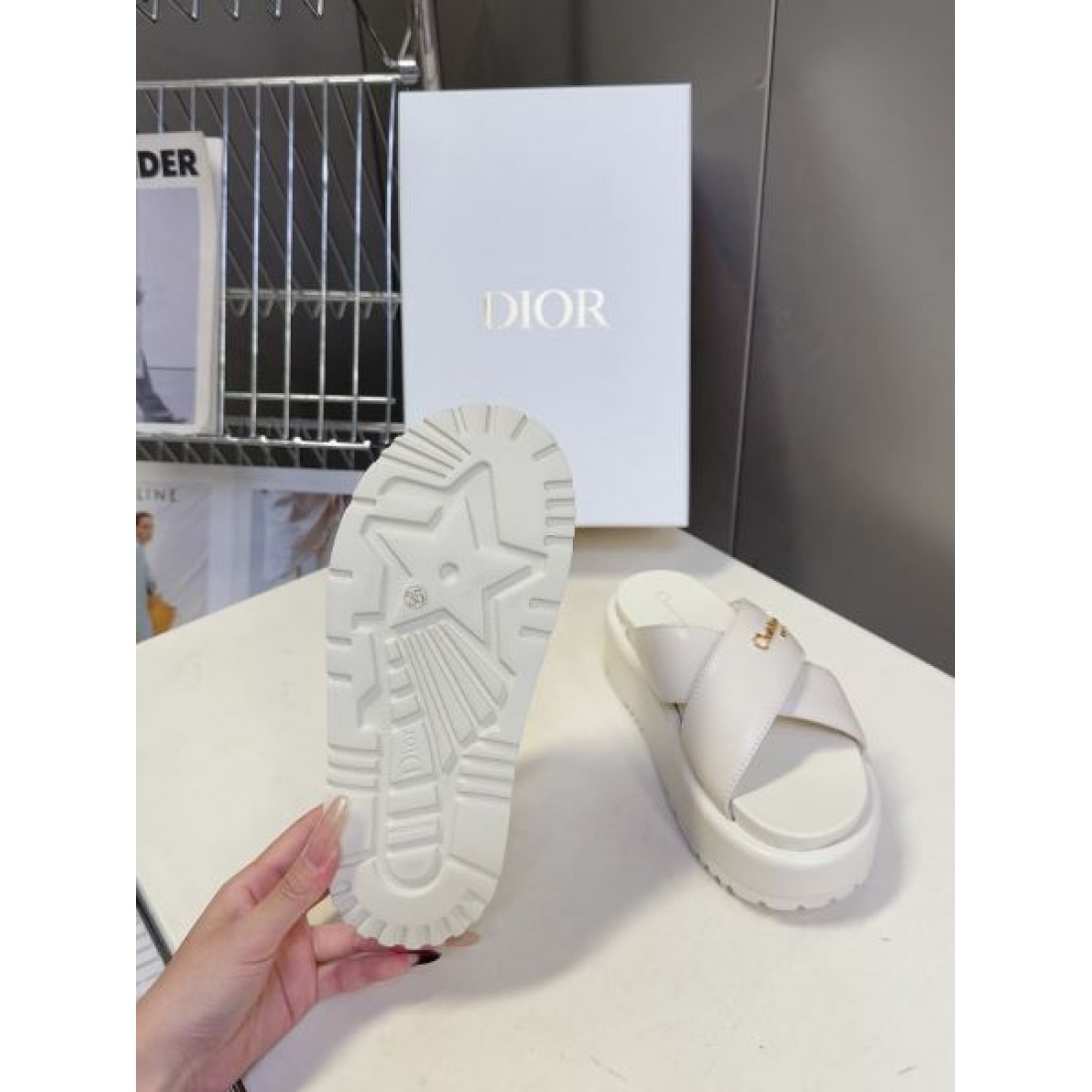 シンプル 上品 Dior ディオール コピー サンダル 厚底スライドサンダル クロスデザイン ロゴ刻印 クッションソール 軽量設計 快適履き心地