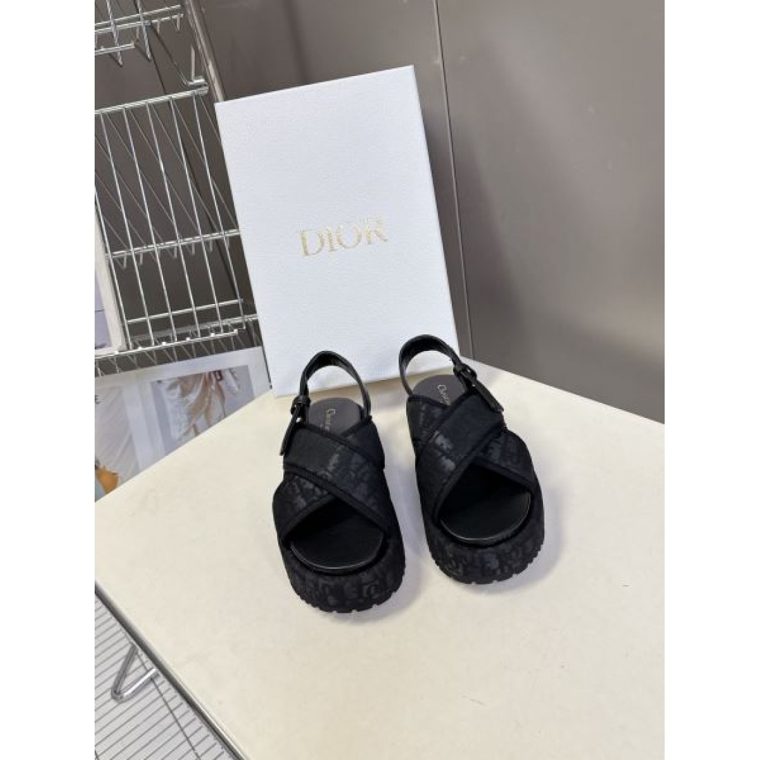 クール モード Dior ディオール コピー サンダル 厚底スライドサンダル クロスバンド エンボスロゴ クッションソール 軽量設計 ストリートスタイル