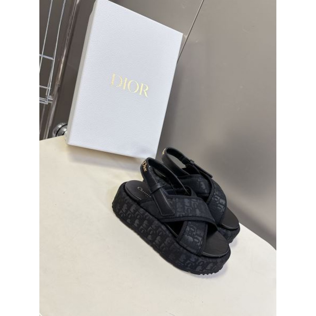 クール モード Dior ディオール コピー サンダル 厚底スライドサンダル クロスバンド エンボスロゴ クッションソール 軽量設計 ストリートスタイル