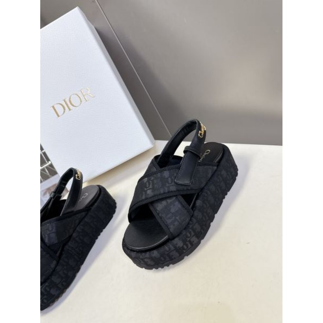クール モード Dior ディオール コピー サンダル 厚底スライドサンダル クロスバンド エンボスロゴ クッションソール 軽量設計 ストリートスタイル