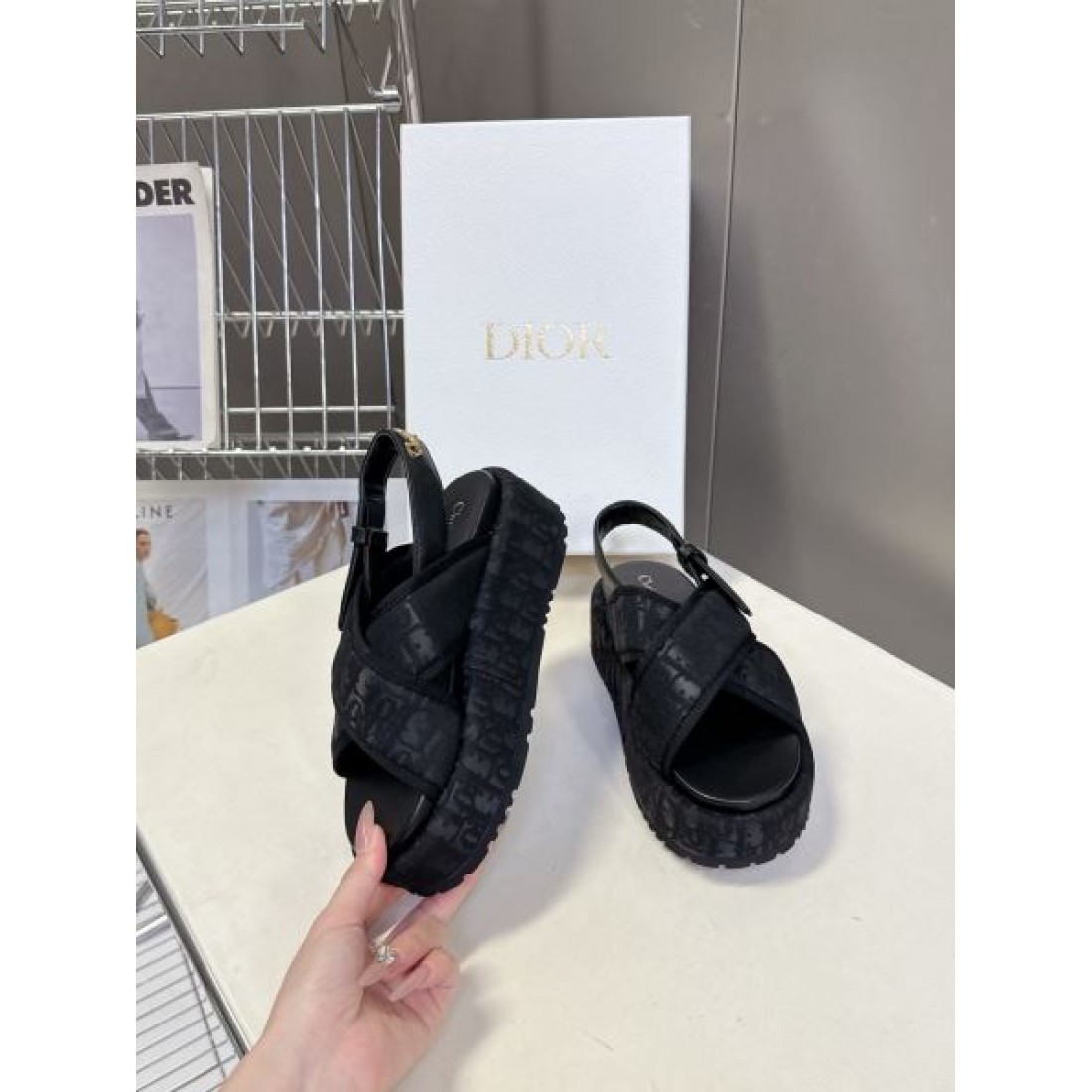 クール モード Dior ディオール コピー サンダル 厚底スライドサンダル クロスバンド エンボスロゴ クッションソール 軽量設計 ストリートスタイル