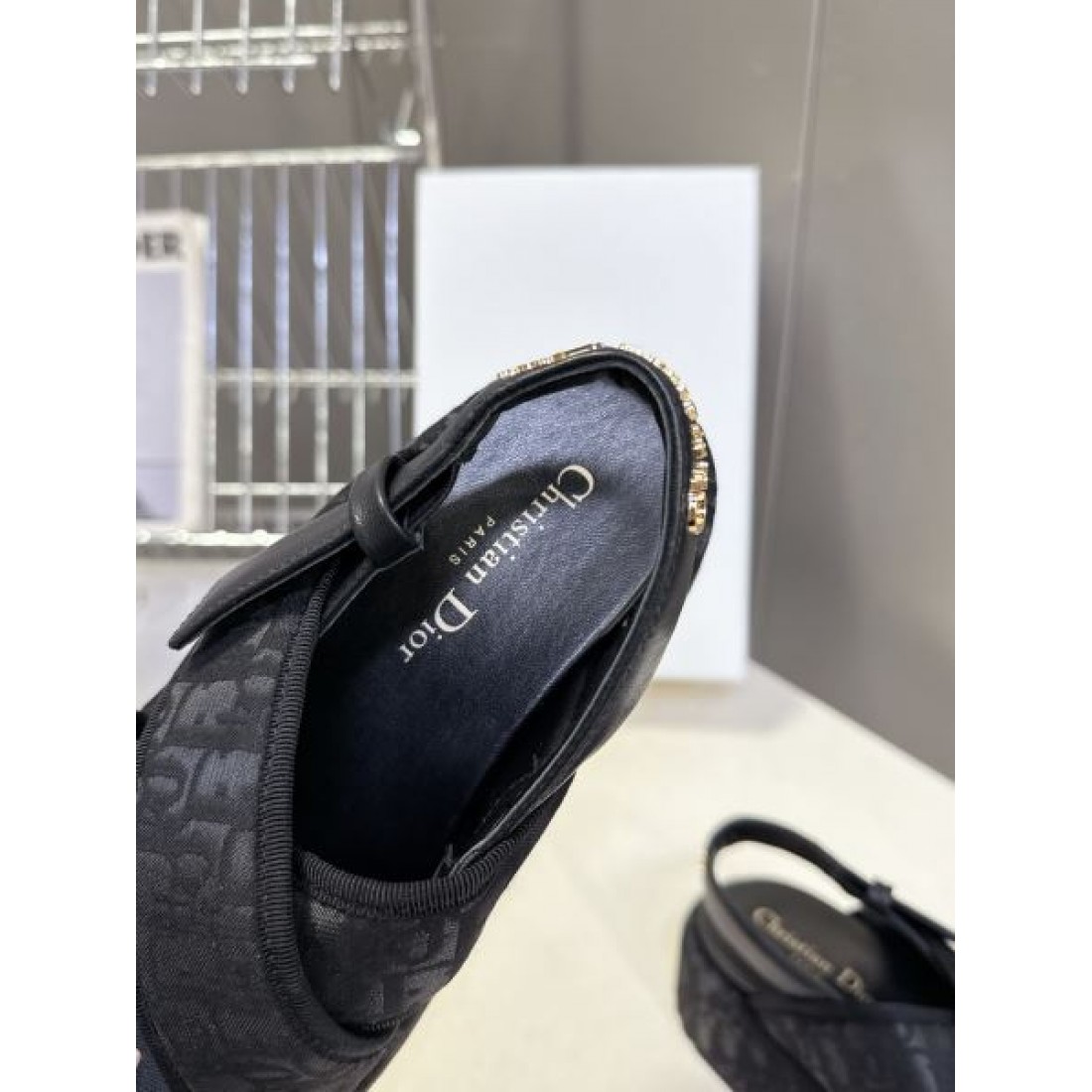 クール モード Dior ディオール コピー サンダル 厚底スライドサンダル クロスバンド エンボスロゴ クッションソール 軽量設計 ストリートスタイル