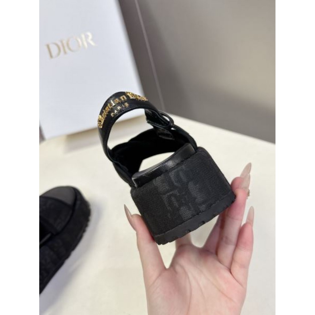 クール モード Dior ディオール コピー サンダル 厚底スライドサンダル クロスバンド エンボスロゴ クッションソール 軽量設計 ストリートスタイル