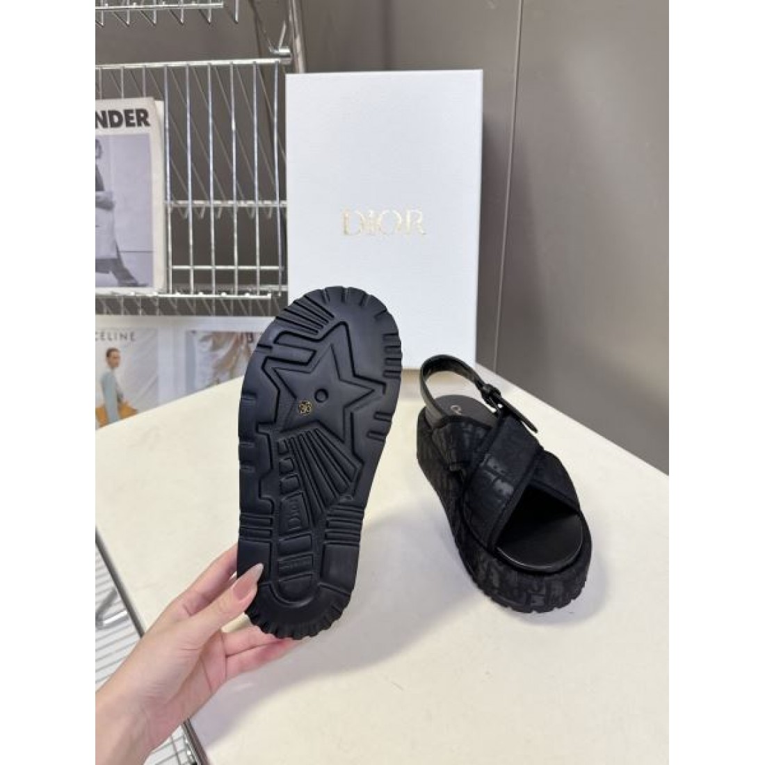 クール モード Dior ディオール コピー サンダル 厚底スライドサンダル クロスバンド エンボスロゴ クッションソール 軽量設計 ストリートスタイル