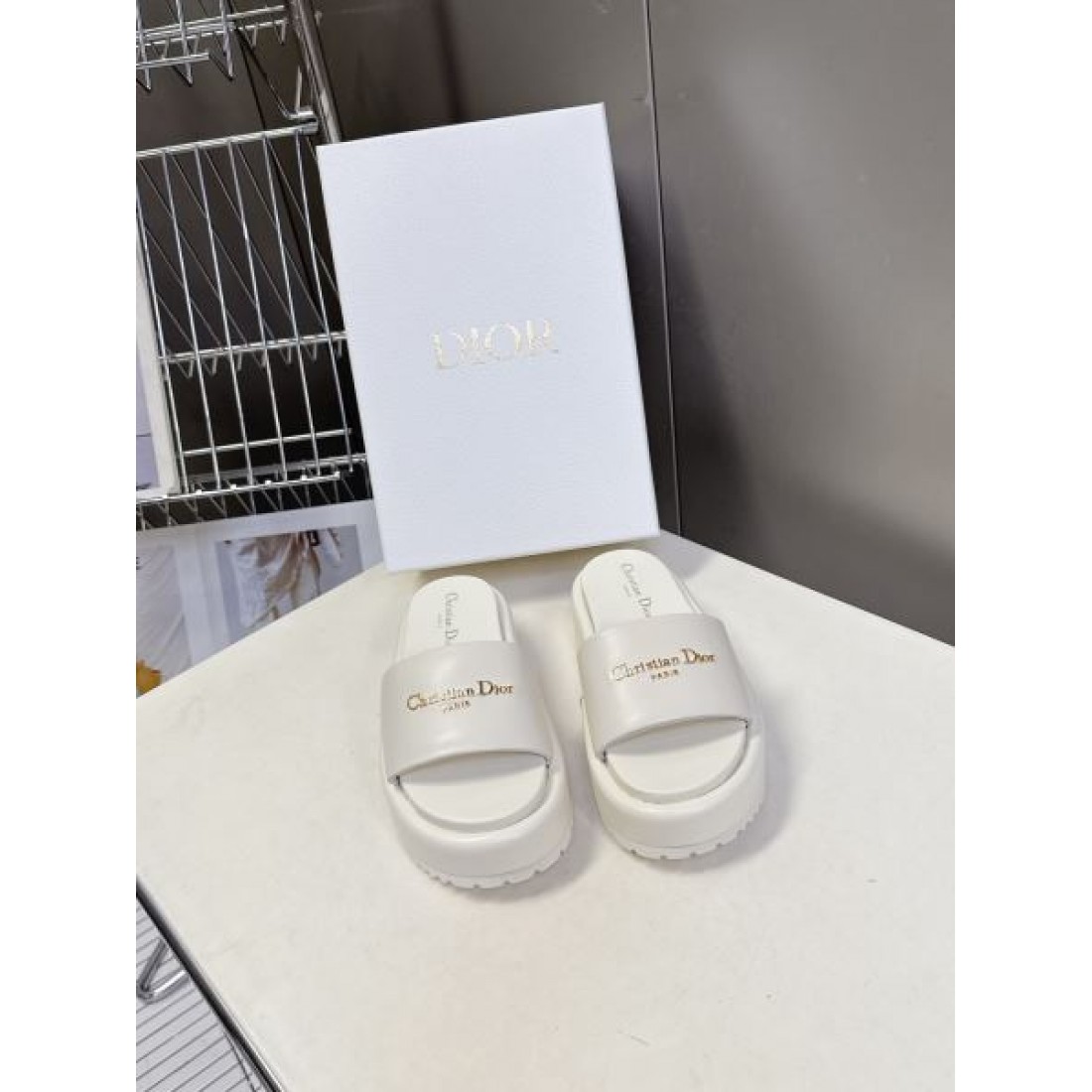 トレンド ミニマル Dior ディオール コピー スリッパサンダル フラットサンダル クロスストラップ 厚底ソール ロゴアクセント デイリー使い