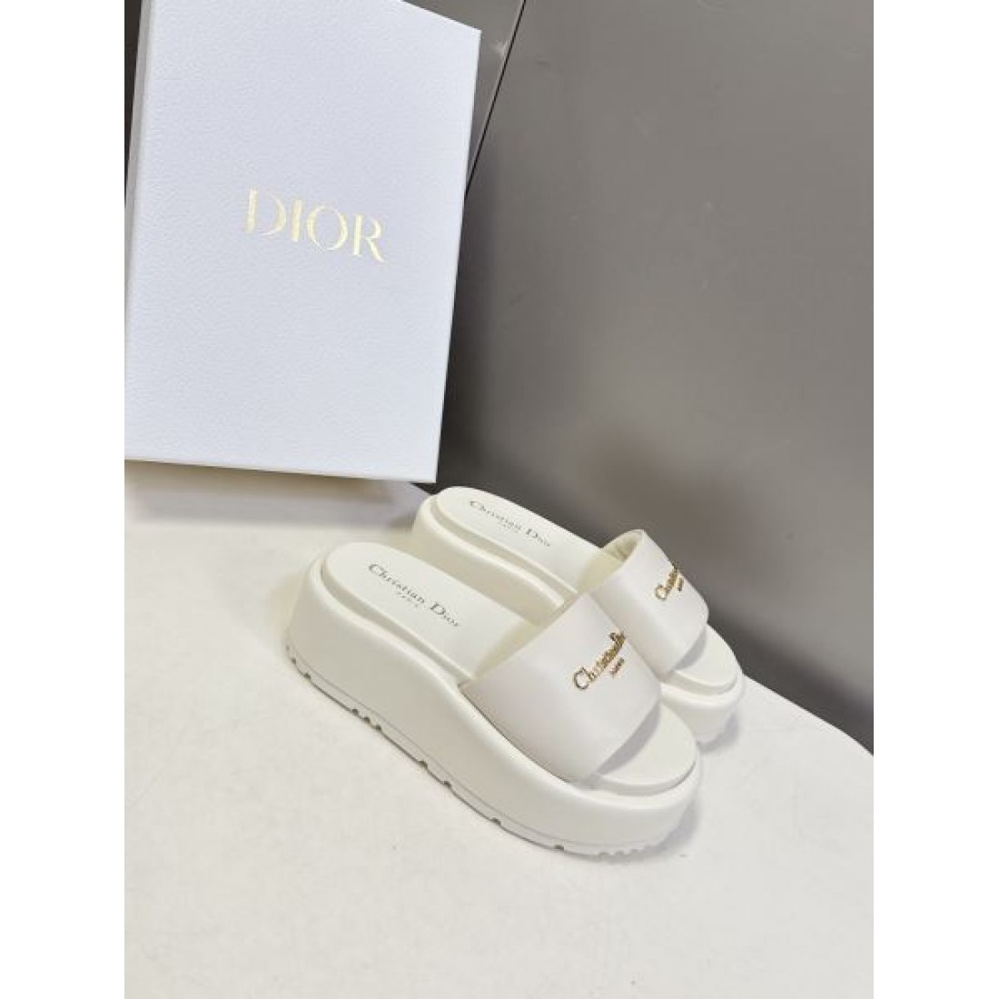 トレンド ミニマル Dior ディオール コピー スリッパサンダル フラットサンダル クロスストラップ 厚底ソール ロゴアクセント デイリー使い