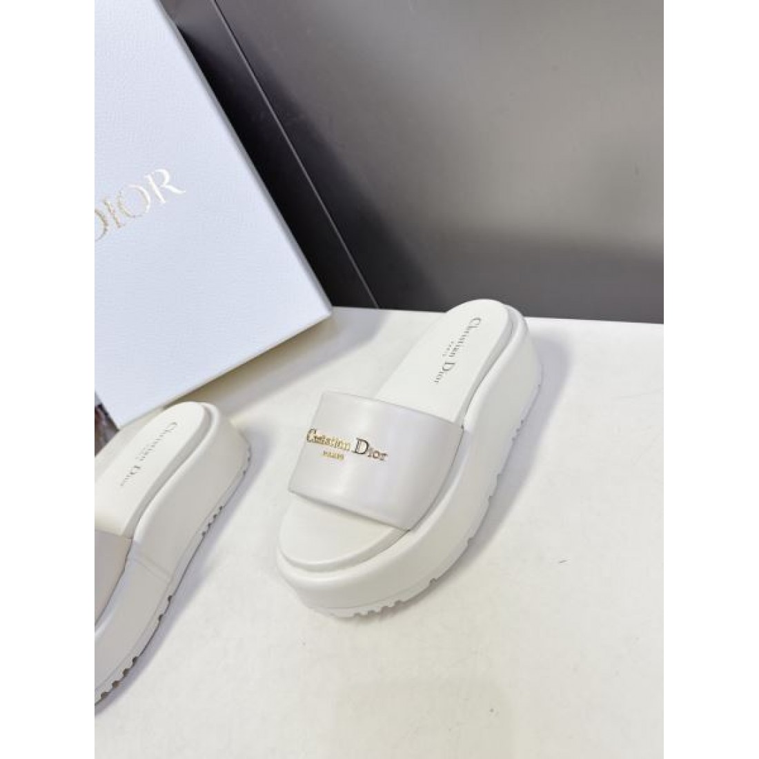 トレンド ミニマル Dior ディオール コピー スリッパサンダル フラットサンダル クロスストラップ 厚底ソール ロゴアクセント デイリー使い