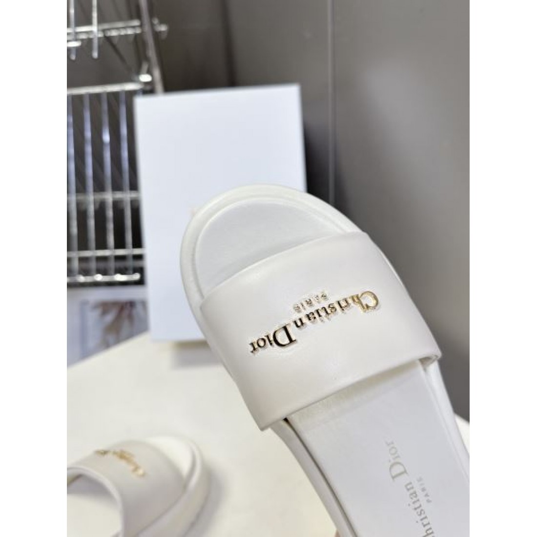 トレンド ミニマル Dior ディオール コピー スリッパサンダル フラットサンダル クロスストラップ 厚底ソール ロゴアクセント デイリー使い
