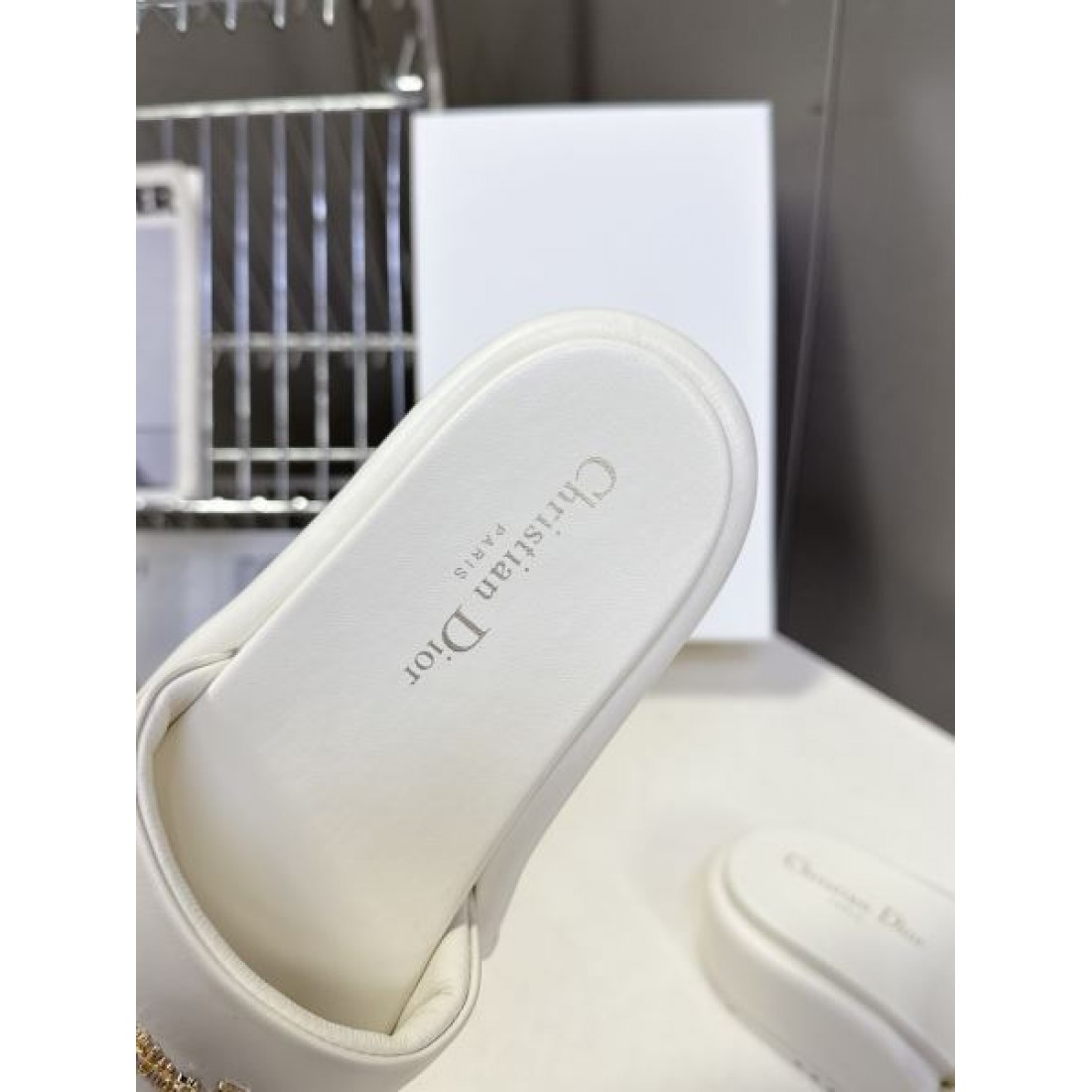 トレンド ミニマル Dior ディオール コピー スリッパサンダル フラットサンダル クロスストラップ 厚底ソール ロゴアクセント デイリー使い