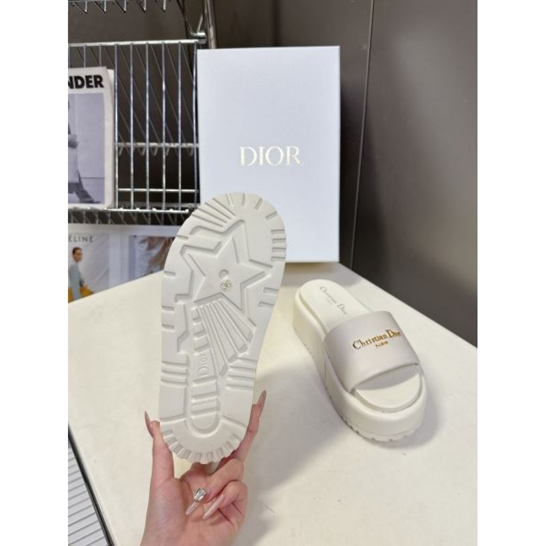 トレンド ミニマル Dior ディオール コピー スリッパサンダル フラットサンダル クロスストラップ 厚底ソール ロゴアクセント デイリー使い
