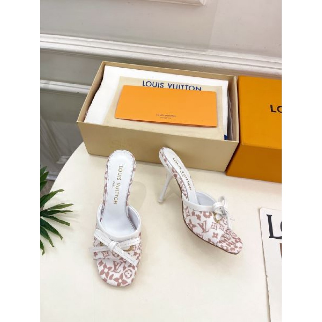 モノグラム柄 Louis Vuitton ルイヴィトン コピー ミュール ホワイト×ブラック配色 クロスストラップ フラットソール 軽やかな足元演出
