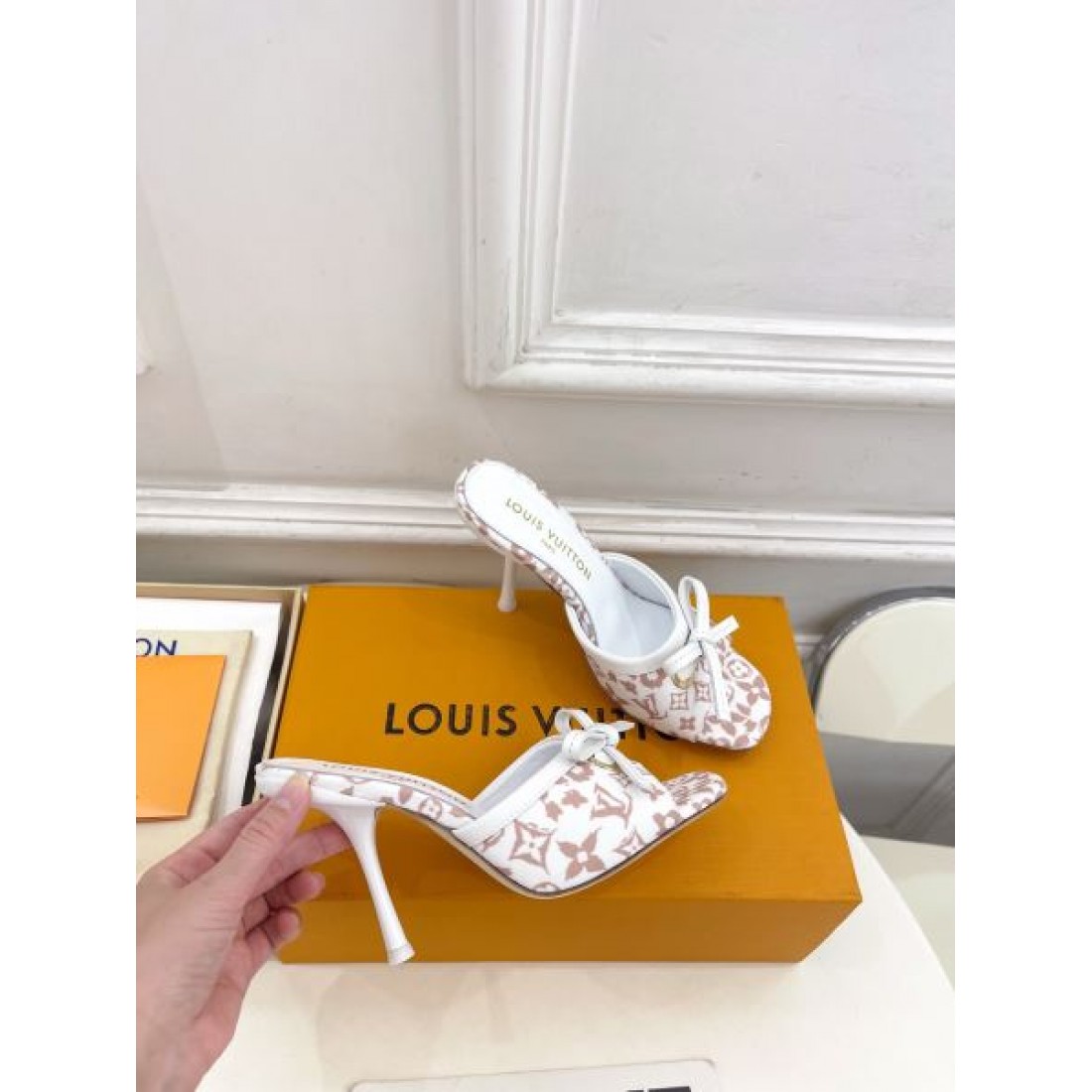 モノグラム柄 Louis Vuitton ルイヴィトン コピー ミュール ホワイト×ブラック配色 クロスストラップ フラットソール 軽やかな足元演出