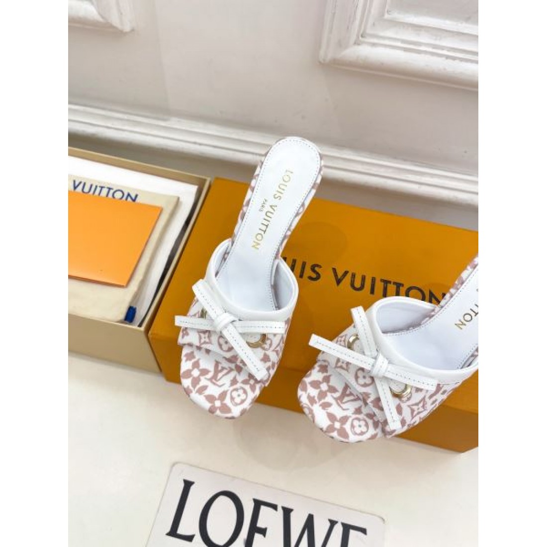 モノグラム柄 Louis Vuitton ルイヴィトン コピー ミュール ホワイト×ブラック配色 クロスストラップ フラットソール 軽やかな足元演出