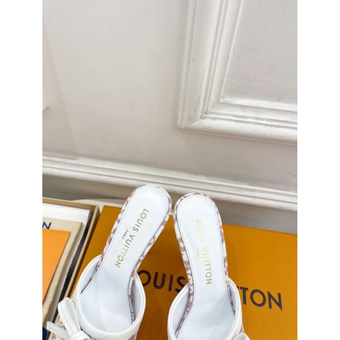 モノグラム柄 Louis Vuitton ルイヴィトン コピー ミュール ホワイト×ブラック配色 クロスストラップ フラットソール 軽やかな足元演出