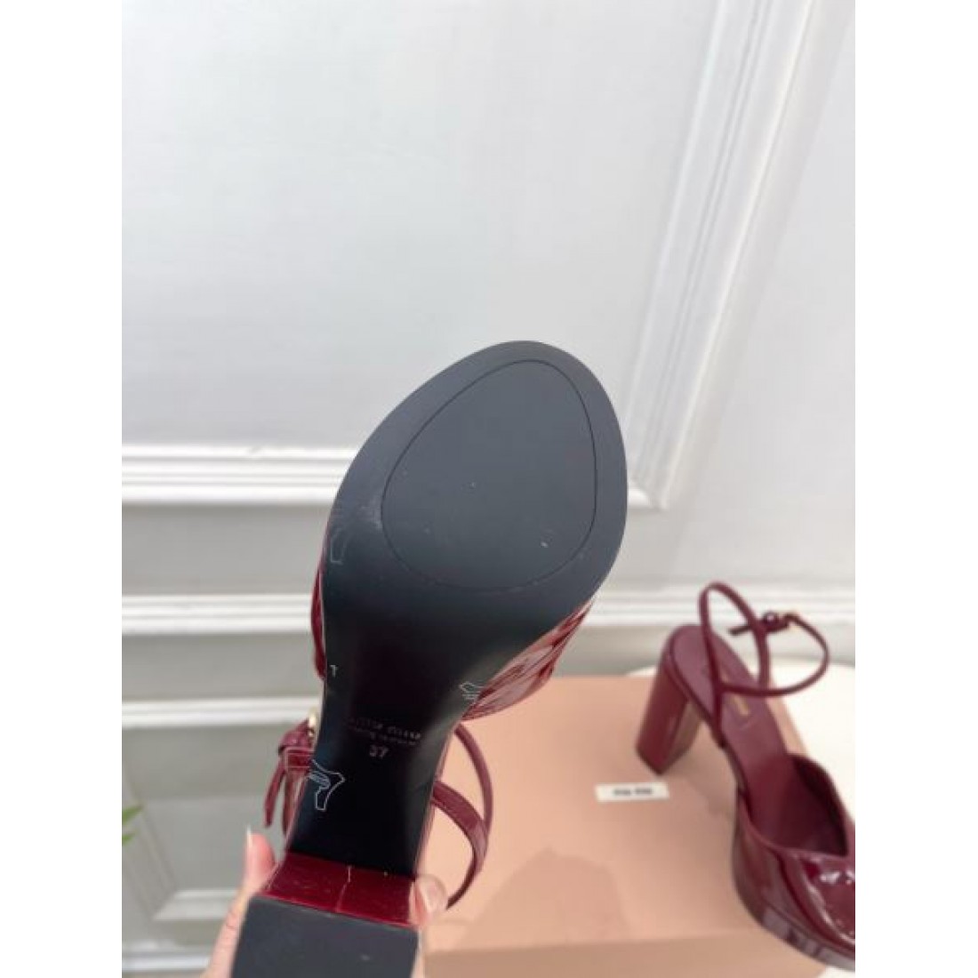 MIU MIU ミュウミュウ コピー サンダル オープントゥサンダル ハイヒール ボリュームソール カラーバリエーション スタイリング映え