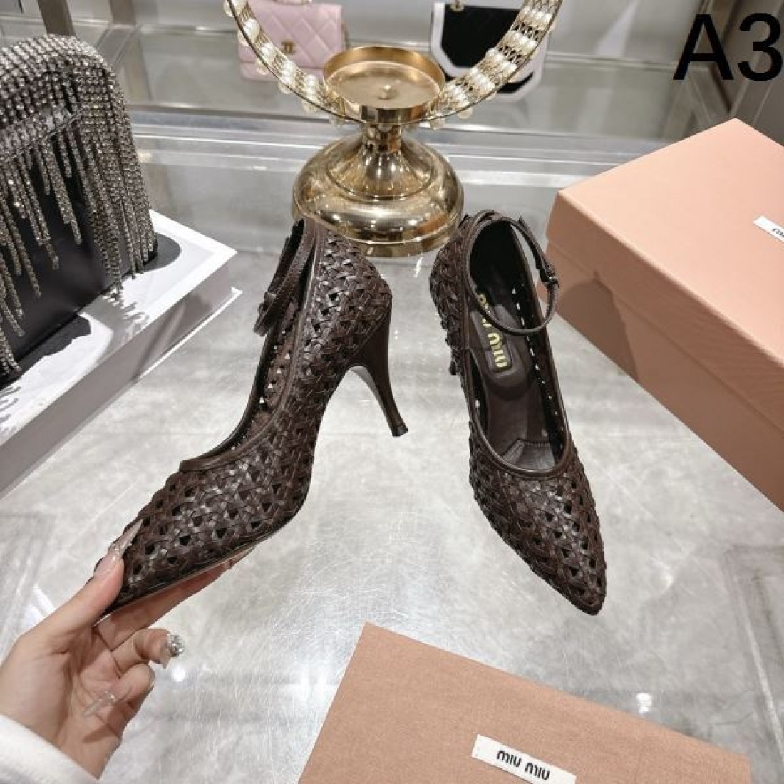 エレガント セクシー MIU MIU ミュウミュウ コピー パンプス ポインテッドトゥ ハイヒール メッシュ編みデザイン 通気性 軽やかシルエット 美脚効果