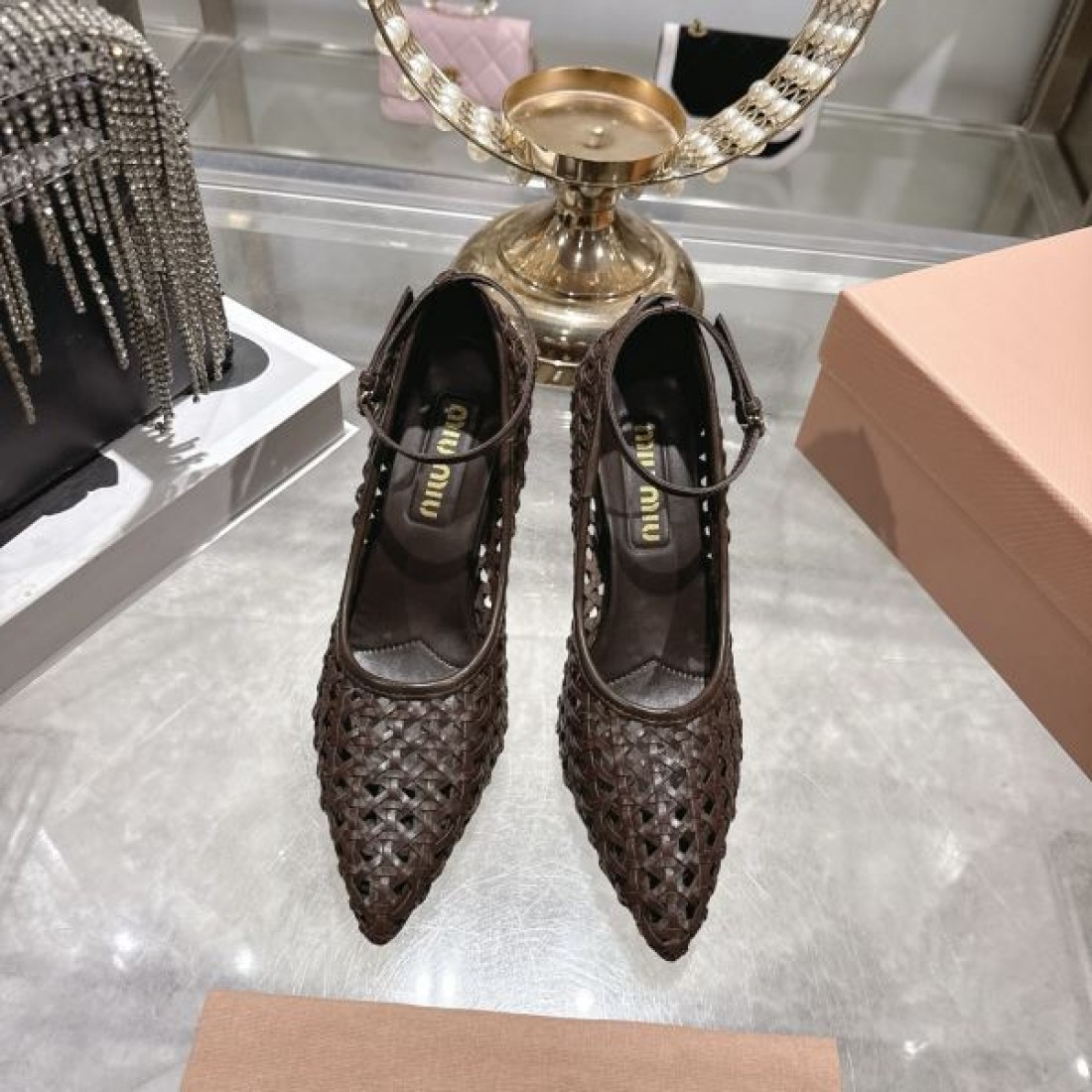 エレガント セクシー MIU MIU ミュウミュウ コピー パンプス ポインテッドトゥ ハイヒール メッシュ編みデザイン 通気性 軽やかシルエット 美脚効果