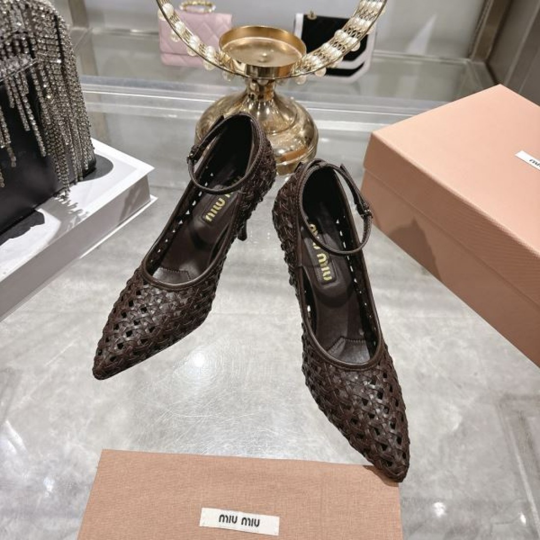 エレガント セクシー MIU MIU ミュウミュウ コピー パンプス ポインテッドトゥ ハイヒール メッシュ編みデザイン 通気性 軽やかシルエット 美脚効果