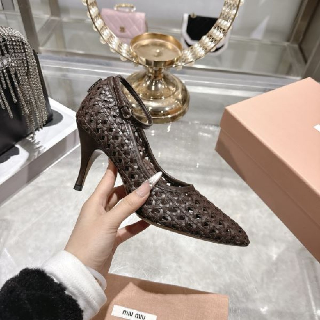 エレガント セクシー MIU MIU ミュウミュウ コピー パンプス ポインテッドトゥ ハイヒール メッシュ編みデザイン 通気性 軽やかシルエット 美脚効果