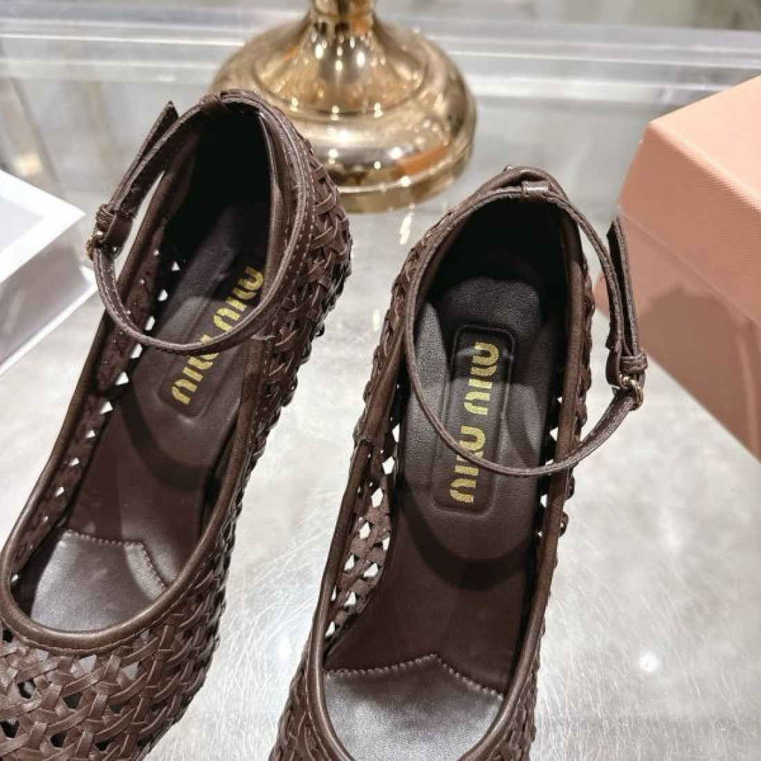 エレガント セクシー MIU MIU ミュウミュウ コピー パンプス ポインテッドトゥ ハイヒール メッシュ編みデザイン 通気性 軽やかシルエット 美脚効果