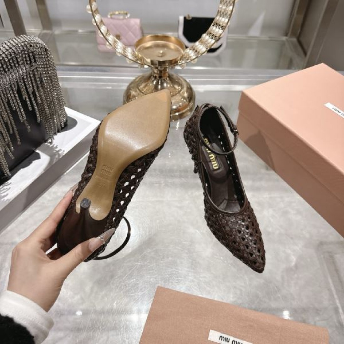 エレガント セクシー MIU MIU ミュウミュウ コピー パンプス ポインテッドトゥ ハイヒール メッシュ編みデザイン 通気性 軽やかシルエット 美脚効果