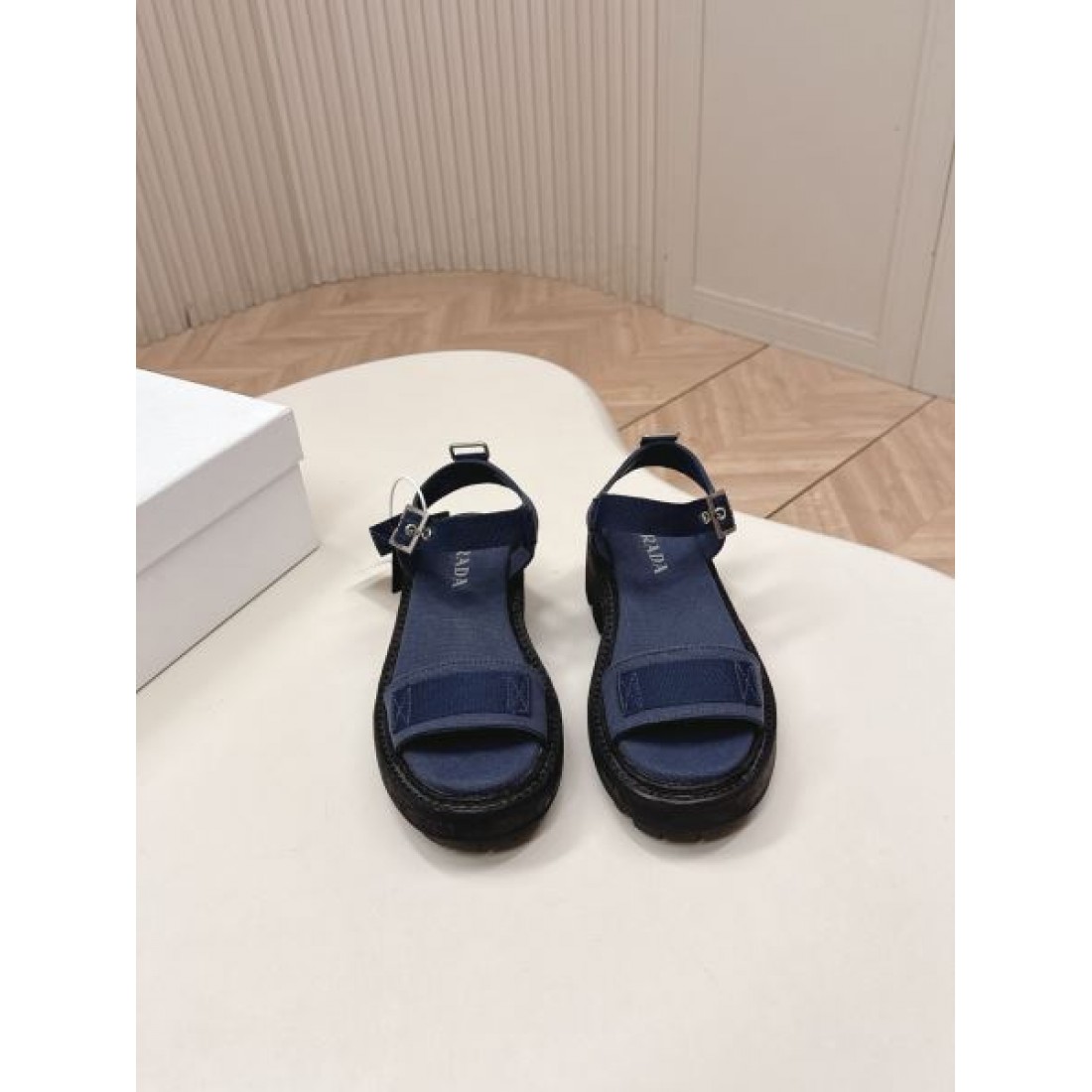 ストラップ 厚底トラックソール カジュアルサンダル PRADA プラダ コピー サンダル レディース人気シューズ