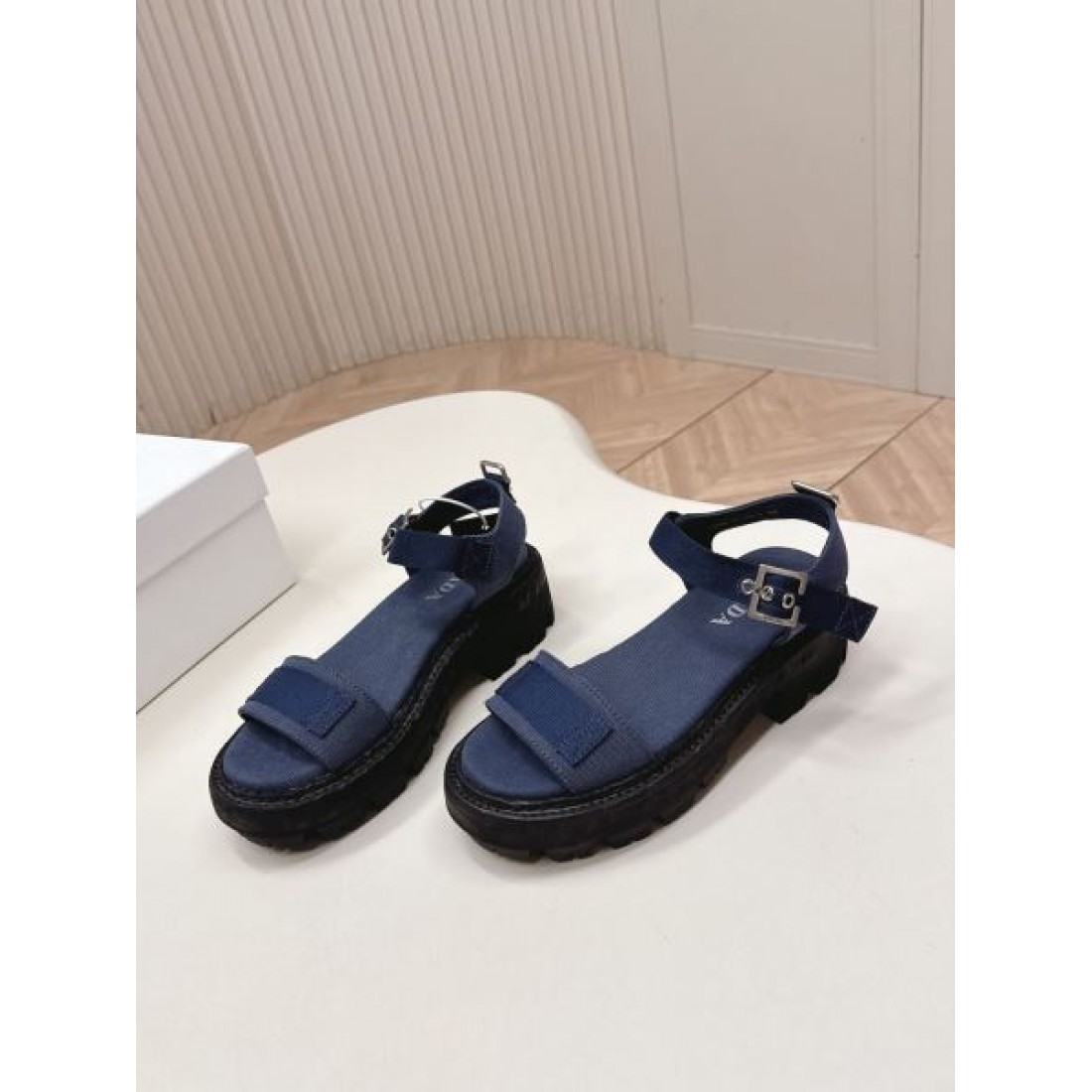 ストラップ 厚底トラックソール カジュアルサンダル PRADA プラダ コピー サンダル レディース人気シューズ