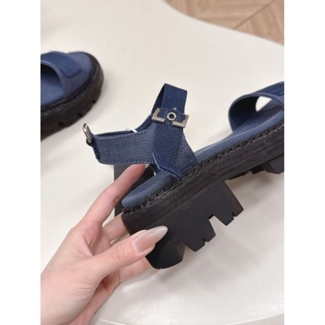 ストラップ 厚底トラックソール カジュアルサンダル PRADA プラダ コピー サンダル レディース人気シューズ