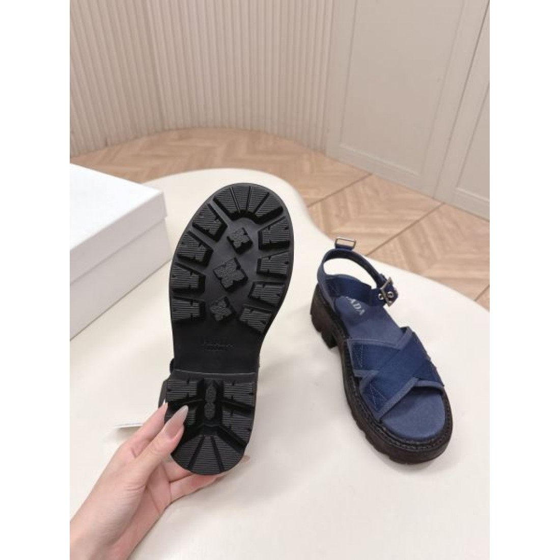ストラップ 厚底トラックソール カジュアルサンダル PRADA プラダ コピー サンダル レディース人気シューズ