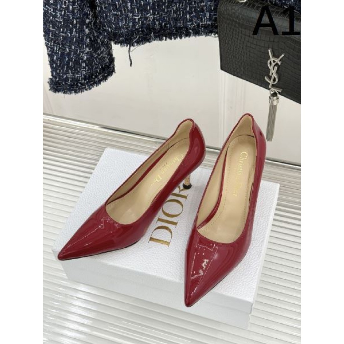 エナメル仕上げ Christian Dior クリスチャンディオール コピー パンプス レッドカラー ポインテッドトゥ シャープライン ヒールデザイン 足元アクセント