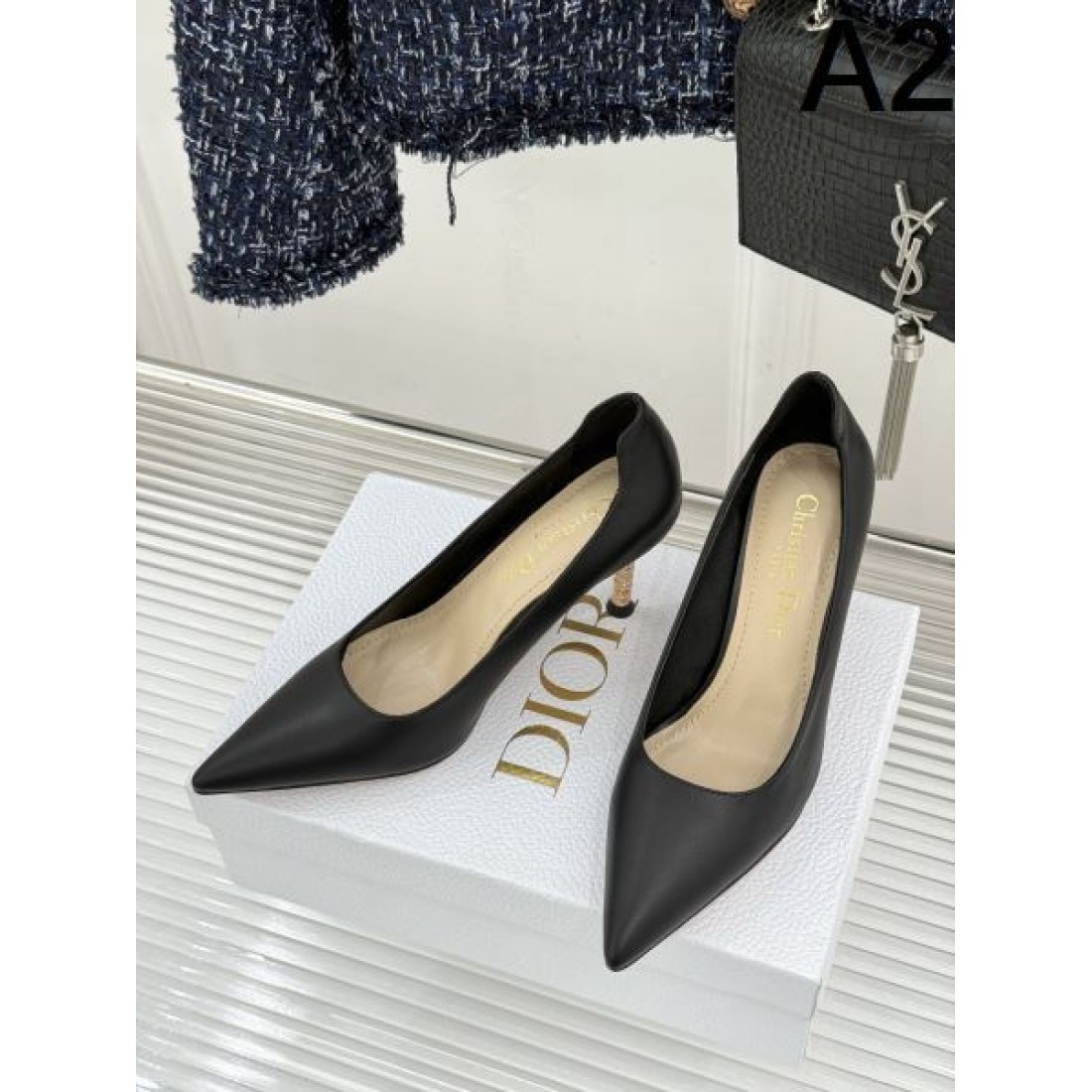 エナメル仕上げ Christian Dior クリスチャンディオール コピー パンプス レッドカラー ポインテッドトゥ シャープライン ヒールデザイン 足元アクセント