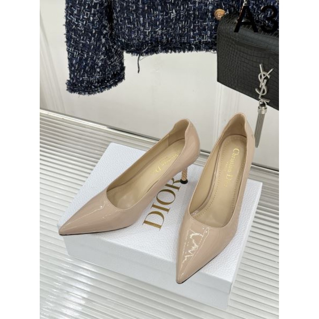エナメル仕上げ Christian Dior クリスチャンディオール コピー パンプス レッドカラー ポインテッドトゥ シャープライン ヒールデザイン 足元アクセント