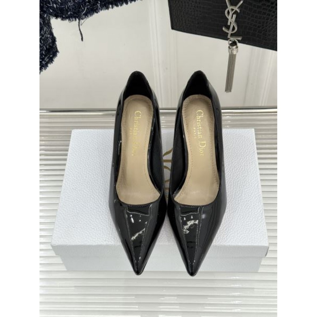 エナメル仕上げ Christian Dior クリスチャンディオール コピー パンプス レッドカラー ポインテッドトゥ シャープライン ヒールデザイン 足元アクセント