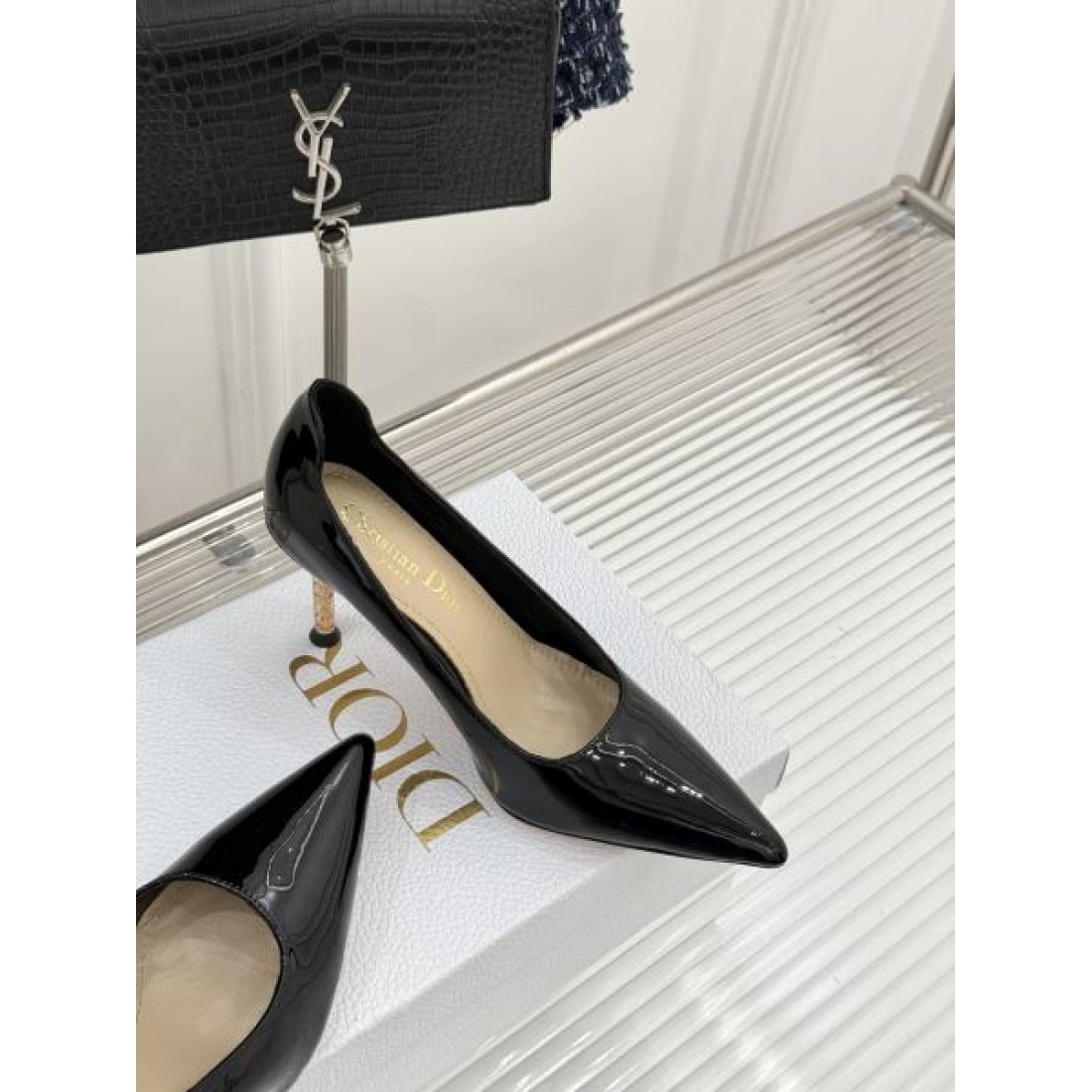 エナメル仕上げ Christian Dior クリスチャンディオール コピー パンプス レッドカラー ポインテッドトゥ シャープライン ヒールデザイン 足元アクセント