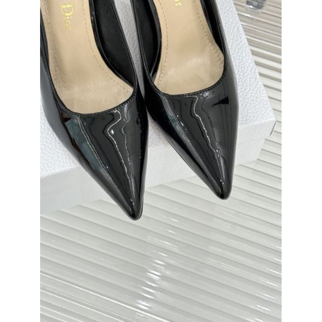 エナメル仕上げ Christian Dior クリスチャンディオール コピー パンプス レッドカラー ポインテッドトゥ シャープライン ヒールデザイン 足元アクセント
