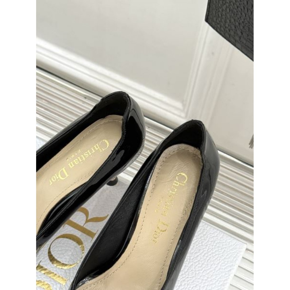 エナメル仕上げ Christian Dior クリスチャンディオール コピー パンプス レッドカラー ポインテッドトゥ シャープライン ヒールデザイン 足元アクセント