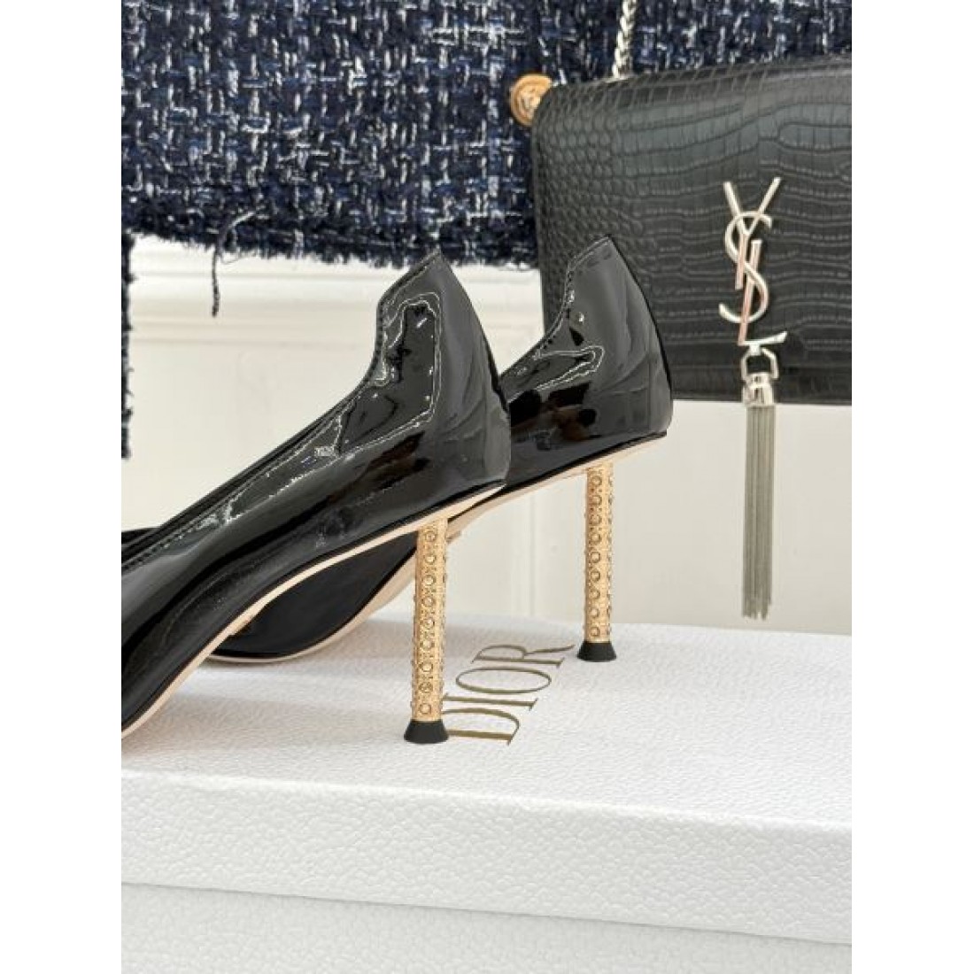 エナメル仕上げ Christian Dior クリスチャンディオール コピー パンプス レッドカラー ポインテッドトゥ シャープライン ヒールデザイン 足元アクセント